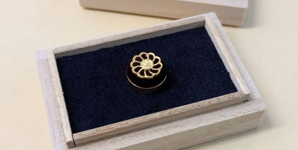 議員バッジを受け取ってまいりました。